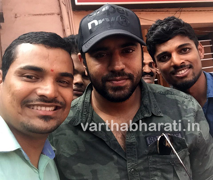 ಆದಿಉಡುಪಿಯಲ್ಲಿ ಬಾಳೆಎಲೆ ಮೀನಿನ ಊಟ ಸವಿದ ನಟ ನಿವಿನ್ ಪೌಲಿ